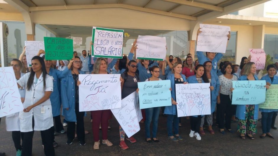 Atraso de salários leva funcionários do CREDEQ a fazer manifestação na porta da unidade