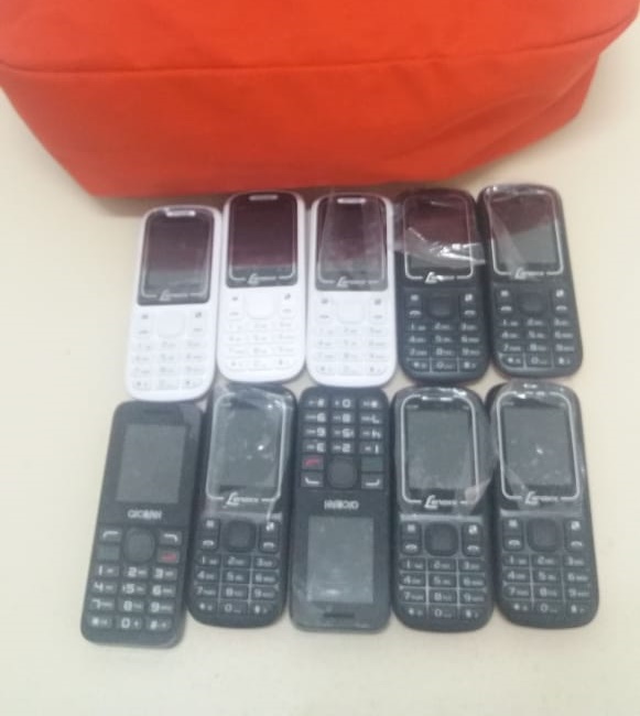 Agente tentou entrar no sistema prisional com 10 celulares na mochila