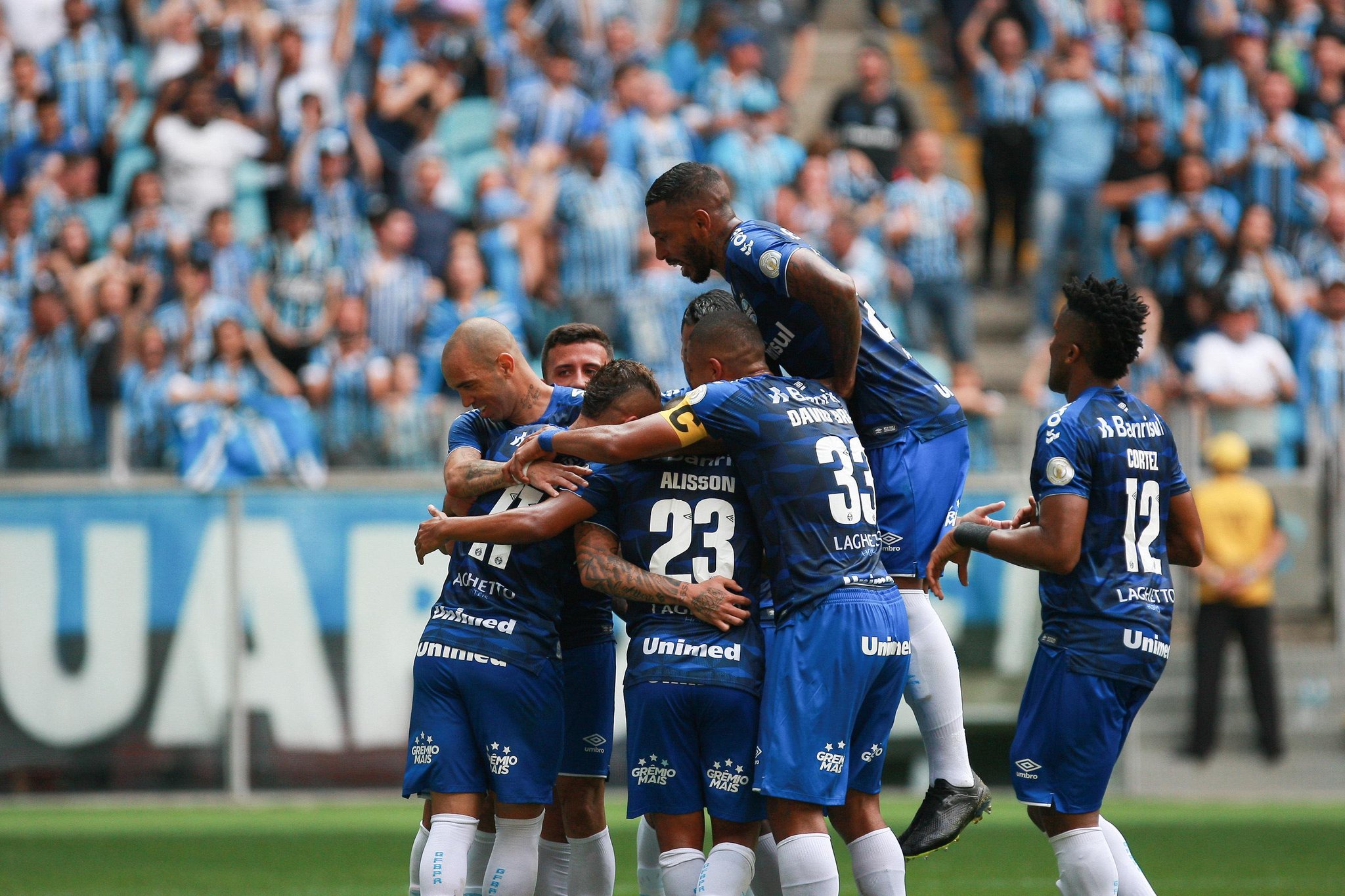 Avassalador no 1º tempo, Grêmio faz três no Goiás e engata 2ª vitória seguida