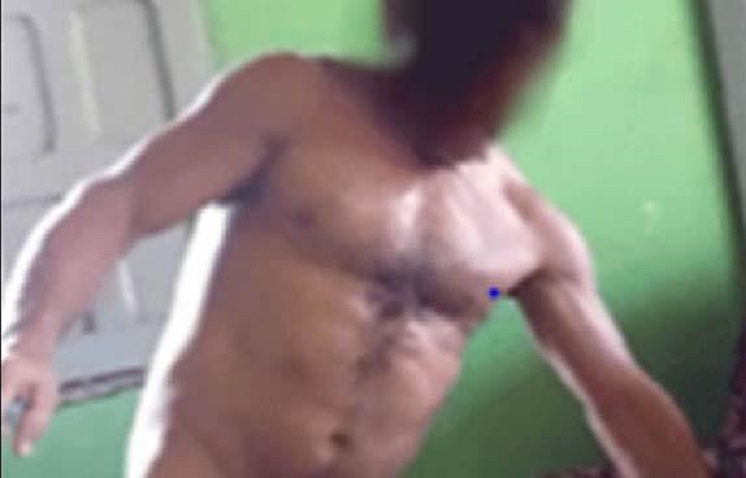 Homem grava vídeo nu na frente do filhos "para fazer sucesso" e é preso, no Acre