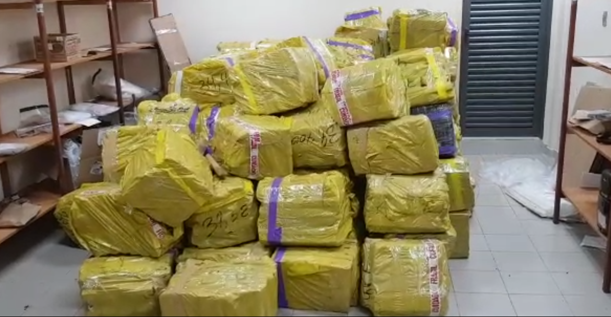Mais de 12 toneladas de maconha foram apreendidas pela PRF, em Jataí. (Foto: Divulgação/PRF)