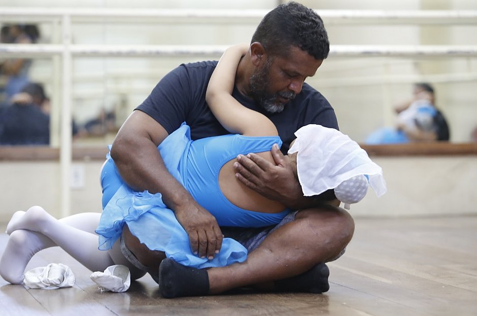 Pedreiro faz aulas de balé para acompanhar filhas autistas, na Bahia