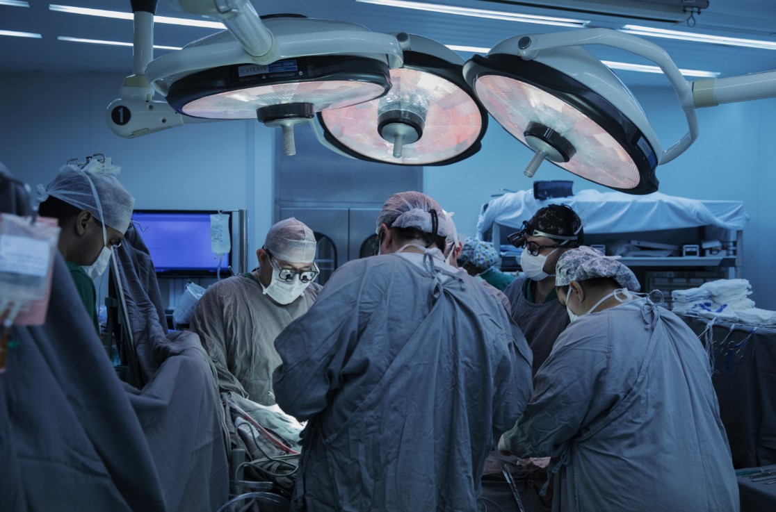 Equipe de cirurgia realiza transplante cardíaco