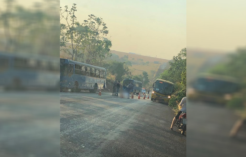 Dois ônibus do frigorífico Minerva Foods colidiram e atropelaram o ciclista idoso (Foto: Leitor / Mais Goiás)