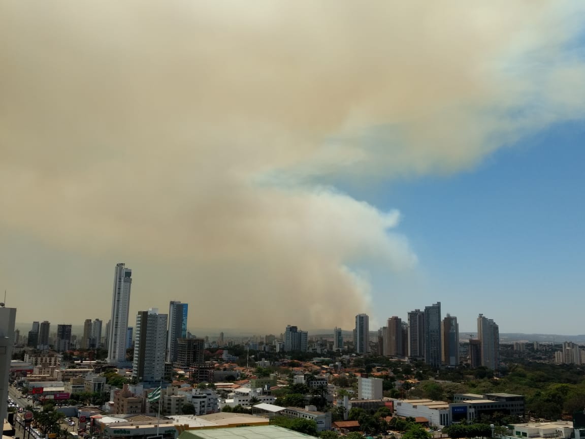 Uma grande queimada ocorrida no Parque Estadual Altamiro de Moura Pacheco, na saída para Anápolis, deixou o céu encoberto na capital.