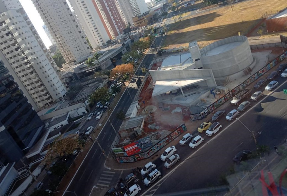 Engarrafamento decorrente da obra na Avenida Jamel Cecílio chega a 10 km