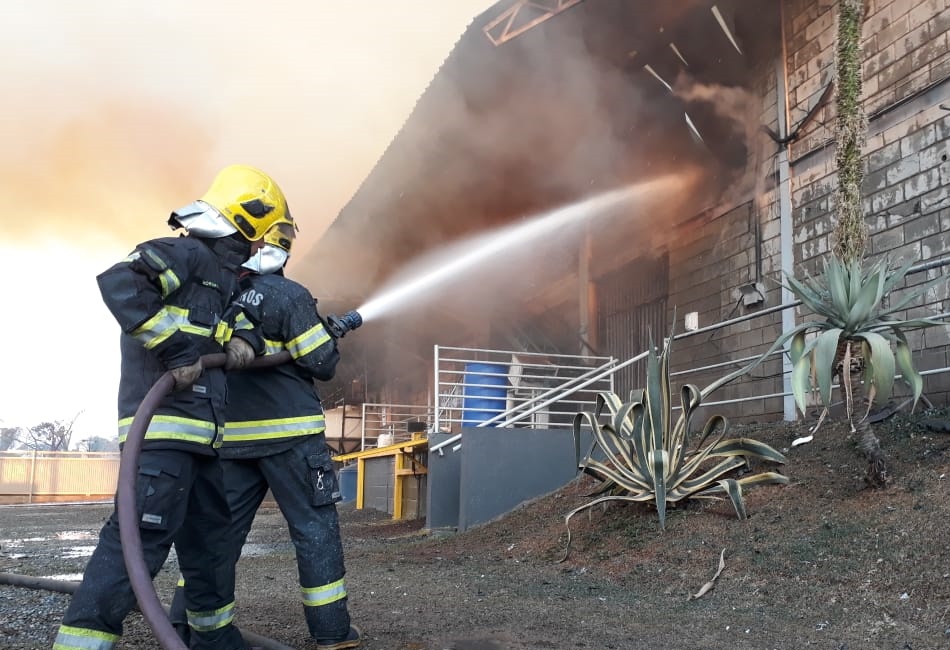 Bombeiros controlam fogo em fábrica de produtos químicos às margens da BR-153