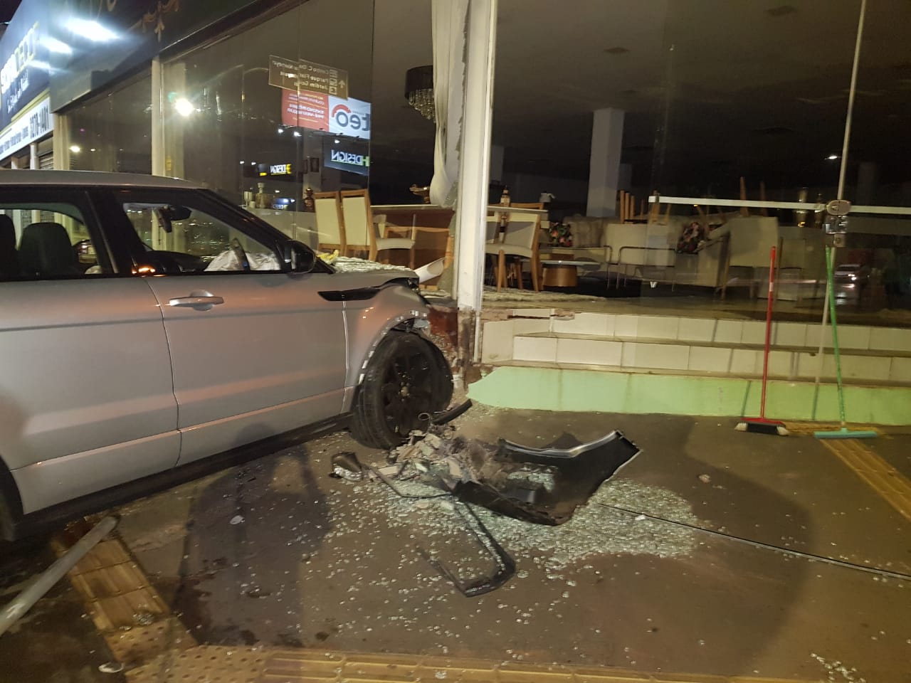 Moradores e comerciantes do Setor Pedro Ludovico ficaram assustados após carro atingir uma loja de móveis em Goiânia. (Foto: Leitora/Mais Goiás)