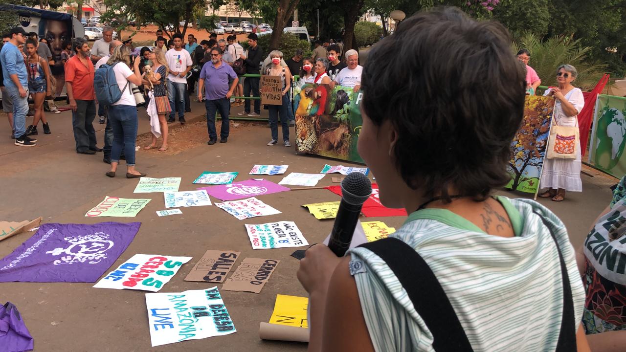 Manifestantes se reúnem em prol do clima e biomas brasileiros