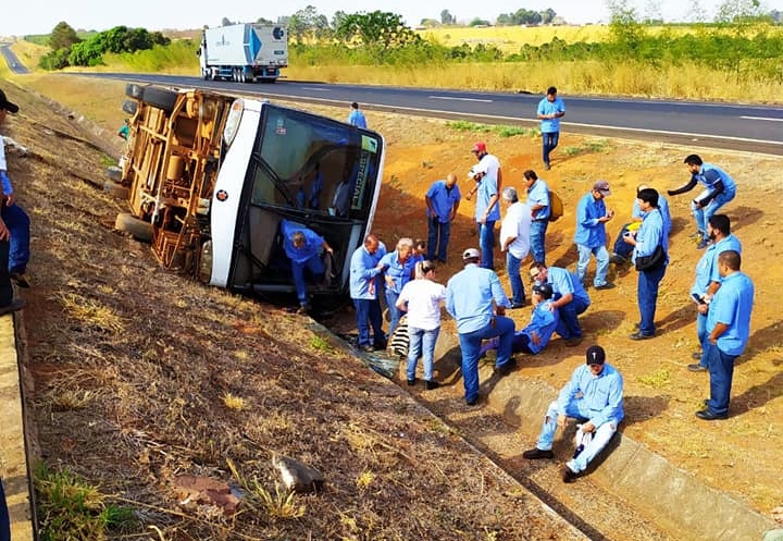 Funcionários de usina ficam feridos após ônibus tombar na BR-153, em Morrinhos