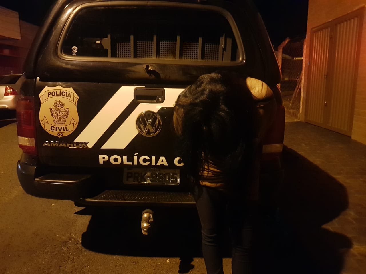 Uma mulher identificada como Regina Batista foi presa suspeita de homicídio e tráfico de drogas cometidos em Bom Jesus de Goiás e Itumbiara. (Foto: Divulgação/PC)