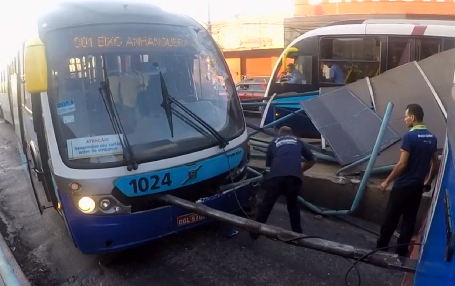 Colisão de ônibus em plataforma do Eixo Anhanguera é investigada pela Metrobus