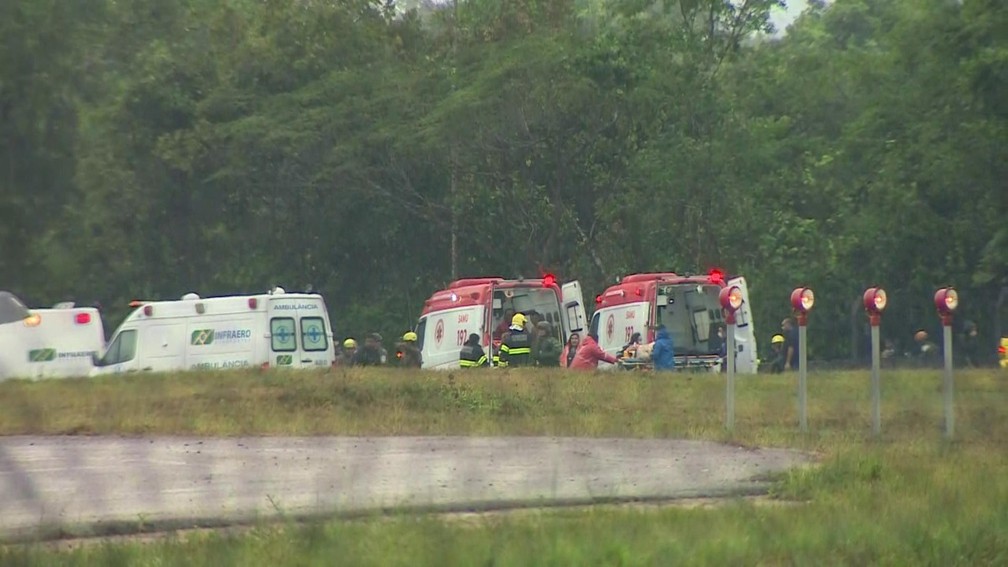 Avião de pequeno porte cai em Manaus, capital do Amazonas, nas proximidades do Aeroporto de Manaus, e deixa dez feridos