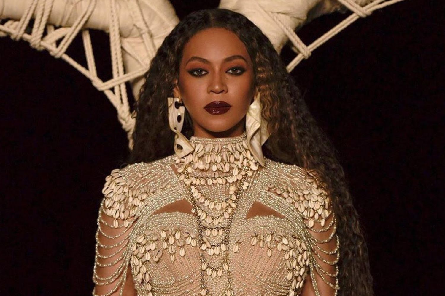 Beyoncé lança nova música de surpresa; ouça Black Parade