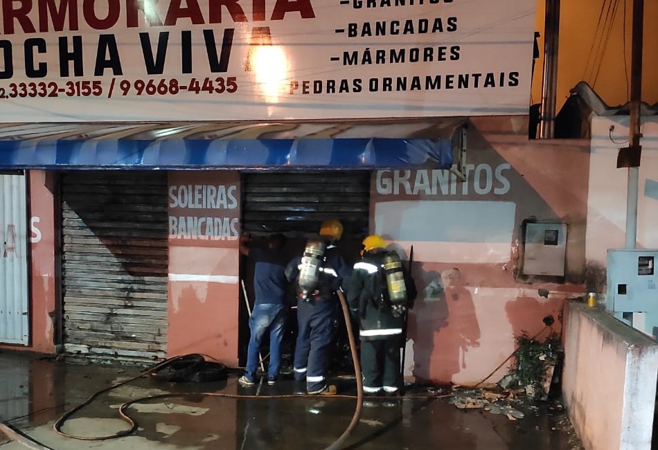 Bombeiros apagam fogo em uma marmoraria de Silvânia (GO)