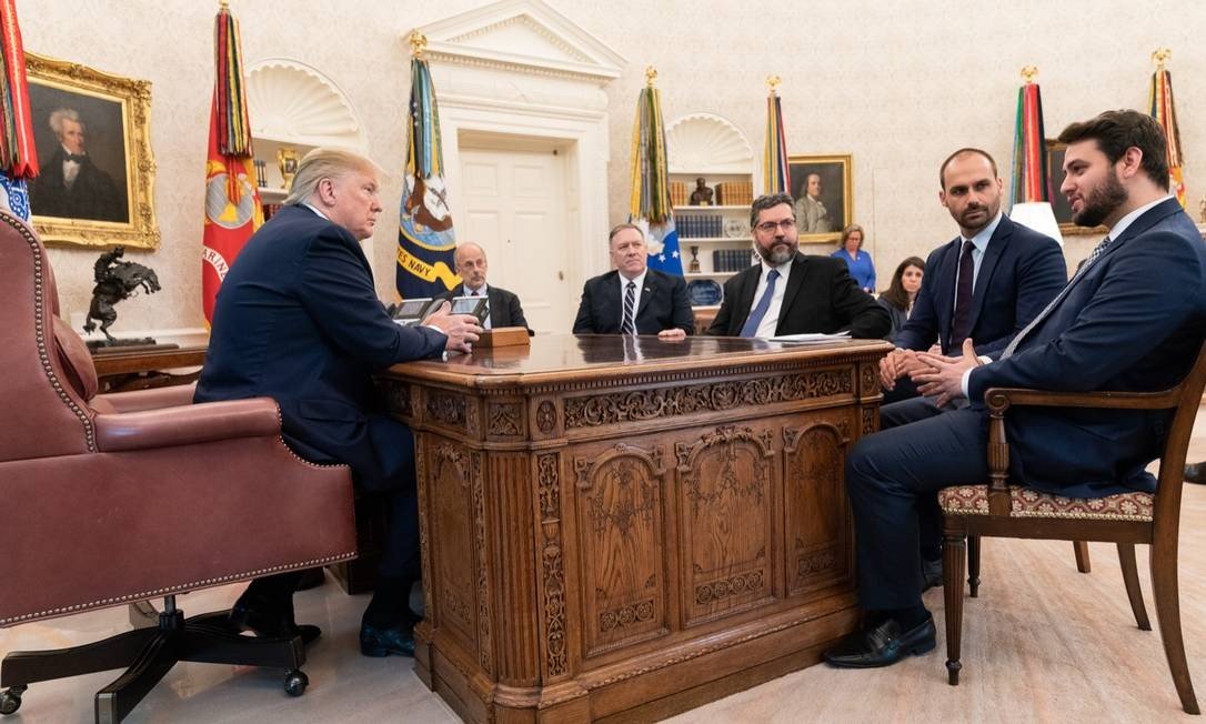 Trump no Salão Oval com seu secretário de Estado, Mike Pompeu (E), Ernesto Araújo, Eduardo Bolsonaro e Filipe Martins (Foto: Casa Branca )