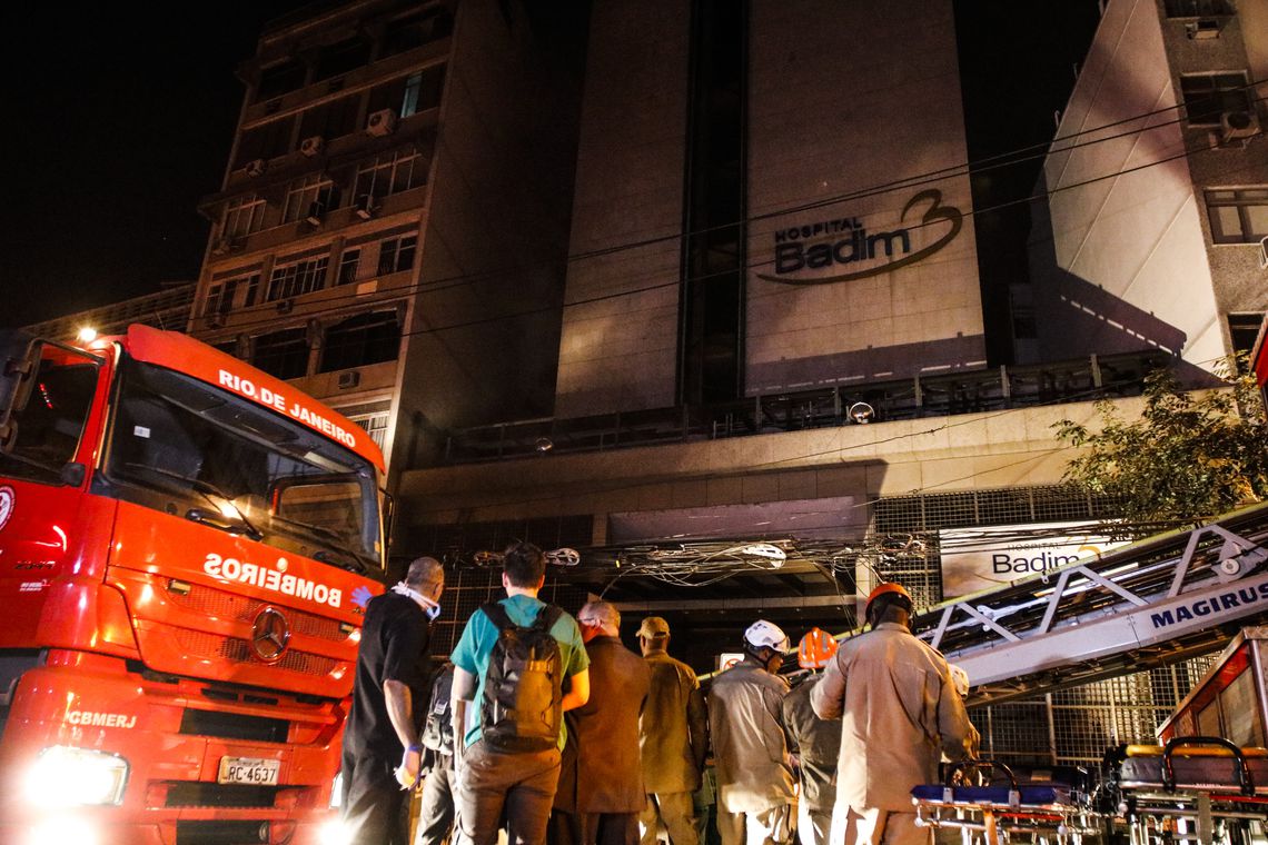 Incêndio atinge prédio do Hospital Badim e sobe para 13 o número de mortos