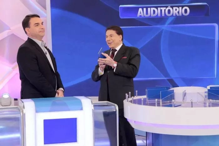 Flávio Bolsonaro e Silvio Santos em gravação do bloco Jogo das Três Pistas, no SBT. Viagem e hospedagem do senador foram quitados com verba pública