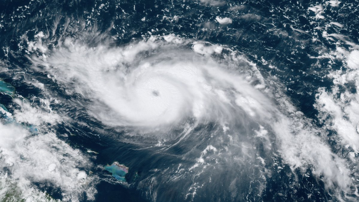 A tempestade está cerca de 360 quilômetros a leste de West Palm Beach, na Flórida, na manhã deste domingo, e se movimenta a 12,87 quilômetros por hora