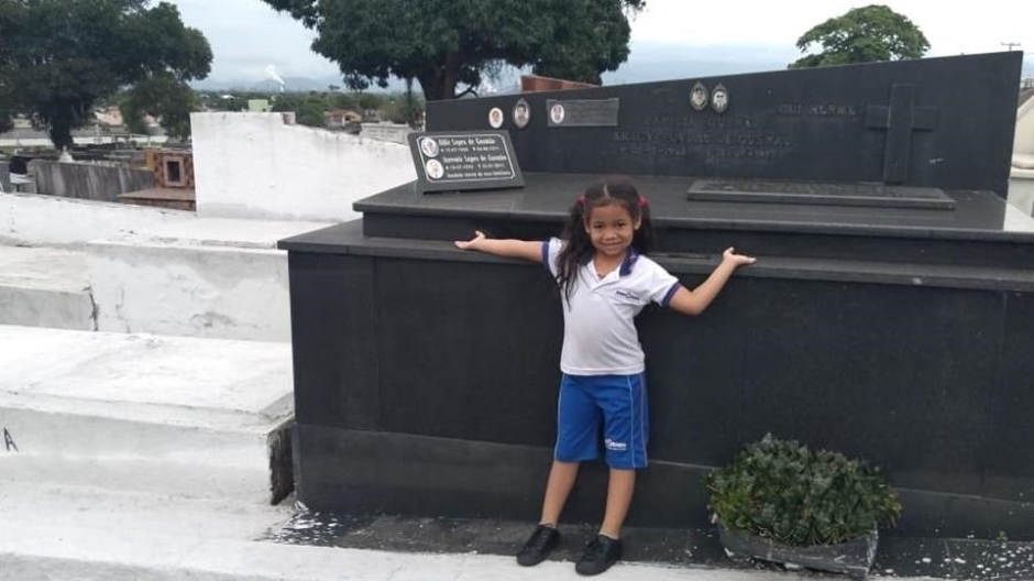 Menina realiza sonho de ir ao cemitério e imagens viralizam nas redes sociais