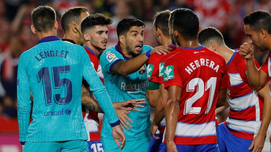 Atacante do Barcelona, Luis Suarez discute com jogadores do Granada