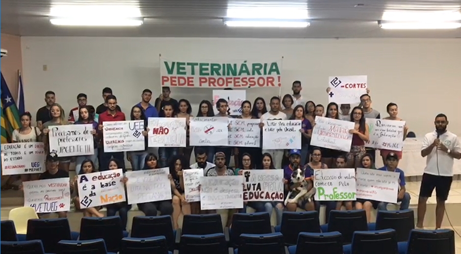 Alunos do curso de Medicina Veterinária da UEG, Campus São Luis de Montes Belos, denunciam suspensão de aulas por falta de professores (Foto: Reprodução)