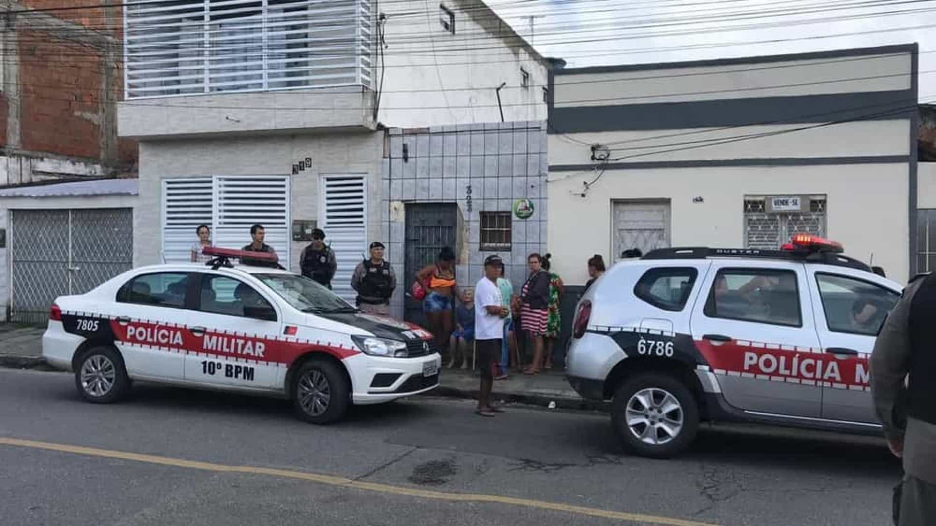 De acordo com a Polícia Militar, o suspeito é vizinho da vítima e a morte teria sido motivado pelo barulho de uma discussão.