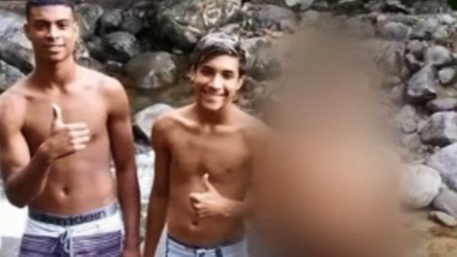 Fabrício Victor Veiga da Silva, de 15 anos, e Luís Felipe da Silva Mesquita, de 17, foram encontrados mortos junto com um primo, Breno da Silva Pimentel, de 18, num terreno abandonado.(Foto: Reprodução / RJ2 / TV GLOBO)