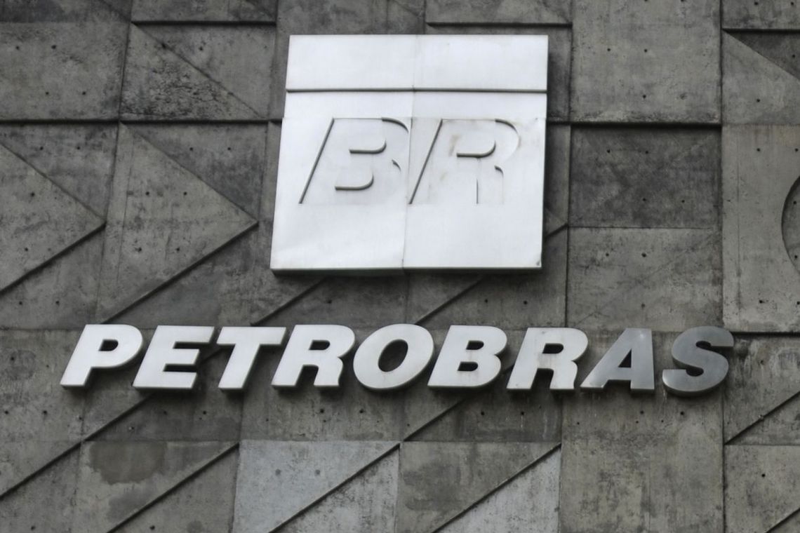 Petrobras anuncia redução de 4% no preço da gasolina