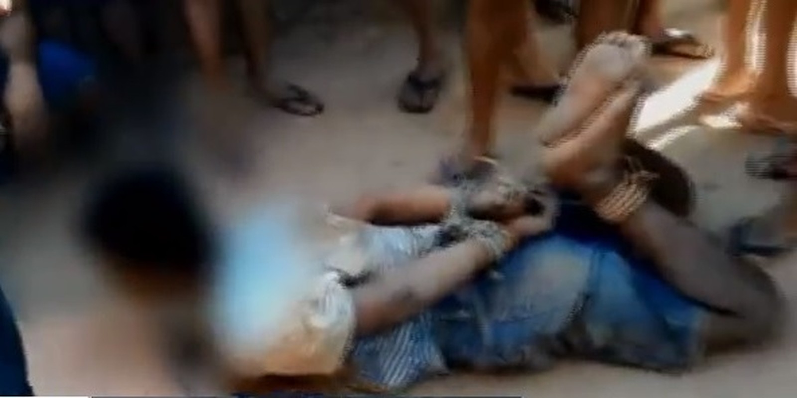 Adolescente suspeito de estupro é amarrado pela população e detido por policiais ( Foto: TV Verdes Mares/Reprodução)