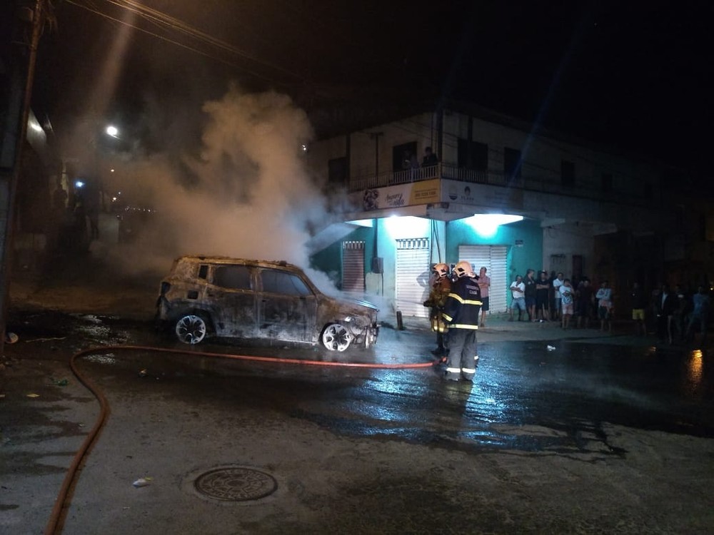 Carro da polícia foi incendiado na madrugada em Aratuba (Foto: Arquivo pessoal)