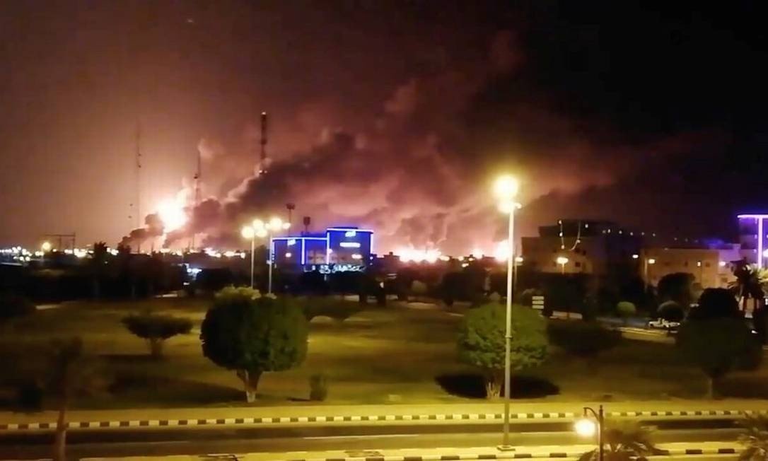 Imagem de um vídeo mostrando a fumaça subindo em uma instalação da Aramco em Abqaiq, na Arábia Saudita, um dos dois centros de processamento de petróleo atingidos por drones no sábado