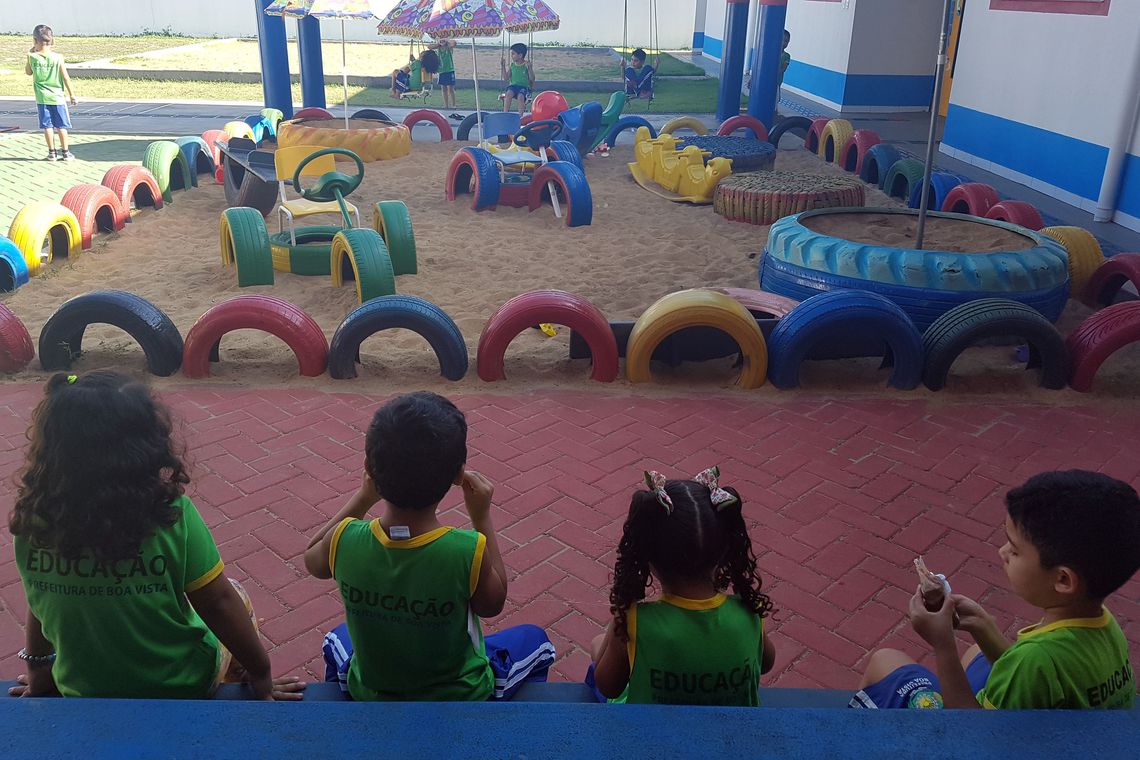 Assim como adultos, crianças venezuelanas abrigadas no Brasil enfrentam situações difíceis. Muitas não tem chinelos e outros itens de necessidades básicas (Foto: divulgação/TV Brasil)