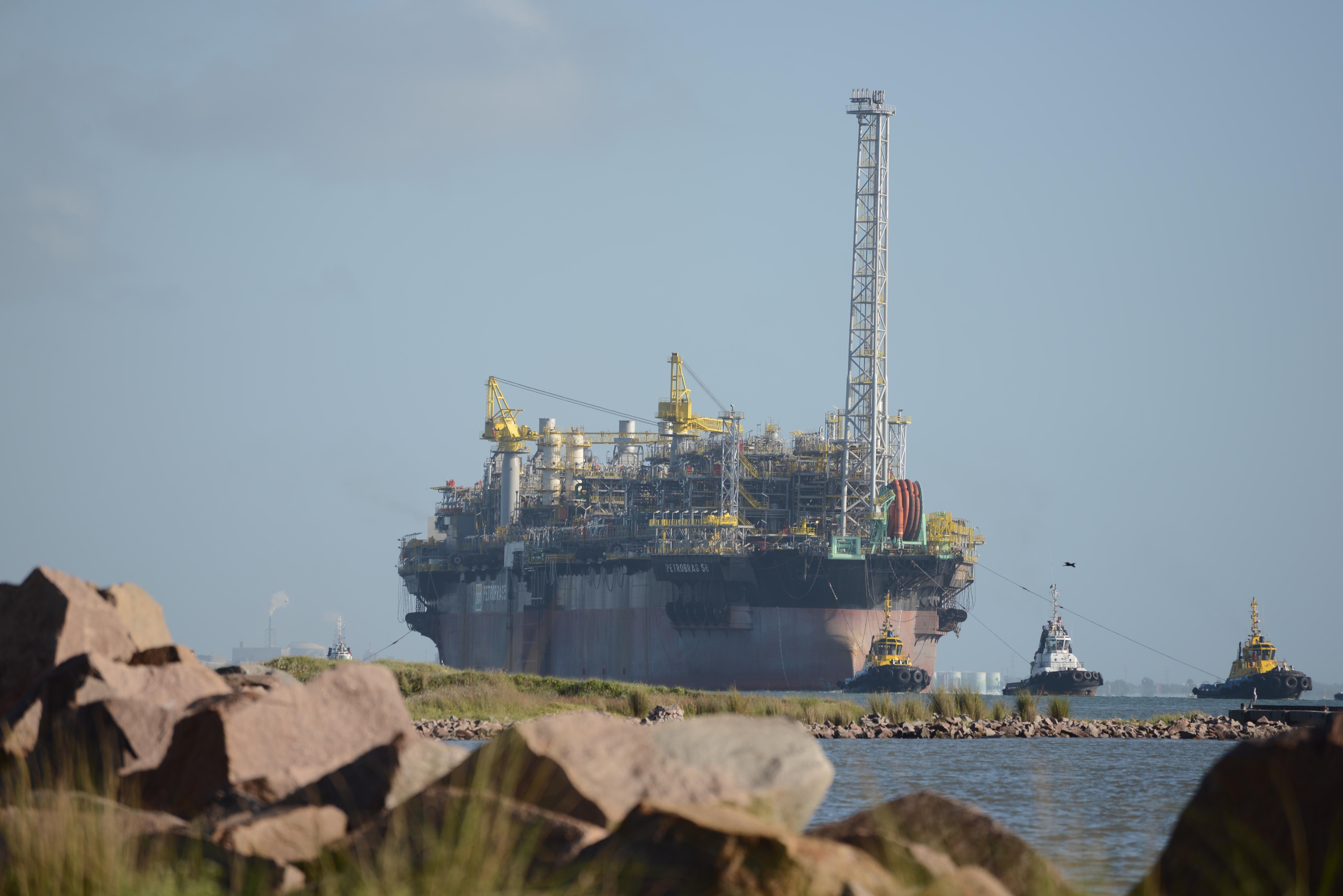Plataforma de extração de petróleo do pré-sal em Rio Grande, no RS. Recursos do petróleo são disputados por Estados e Municípios