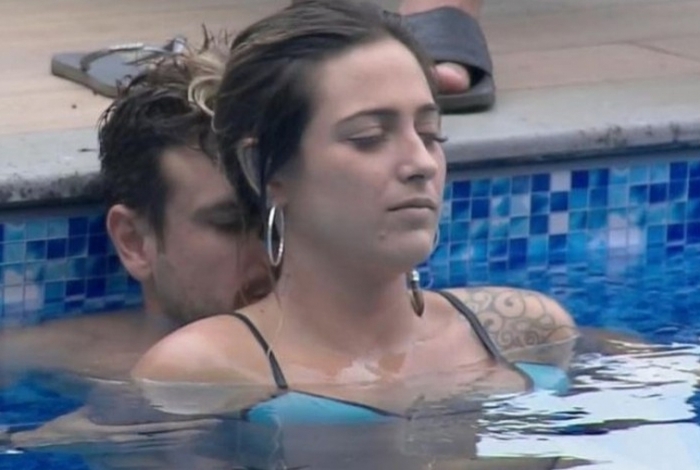 Tati Dias e Guilherme Leão transam na piscina (Foto: Reprodução)