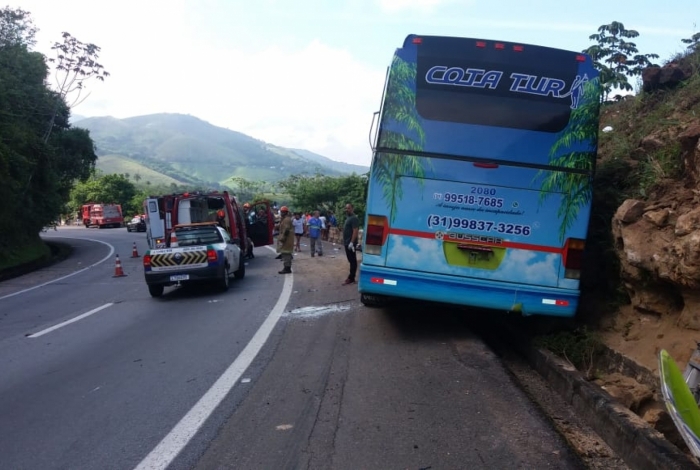 Duas pessoas morreram e 56 ficaram feridas, na manhã deste domingo, durante um acidente com um ônibus no km 99 da Serra de Petrópolis (BR-040), em Duque de Caxias, na pista sentido Rio.