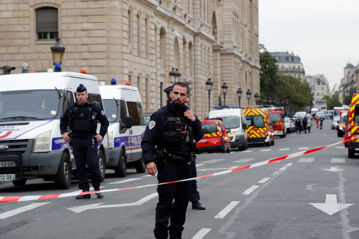 A polícia francesa protege a área em frente à sede da Polícia de Paris. Agente armado com faca feriu cinco e matou quatro. Todos os mortos são policiais, assim como o agressor