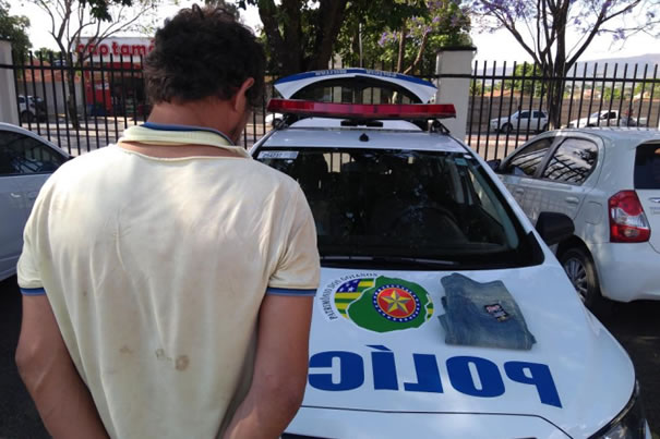 O homem foi localizado na Praça Laurentino Martins, durante patrulhamento militar, sentado em um banco tentando vestir a calça (Foto: Divulgação)