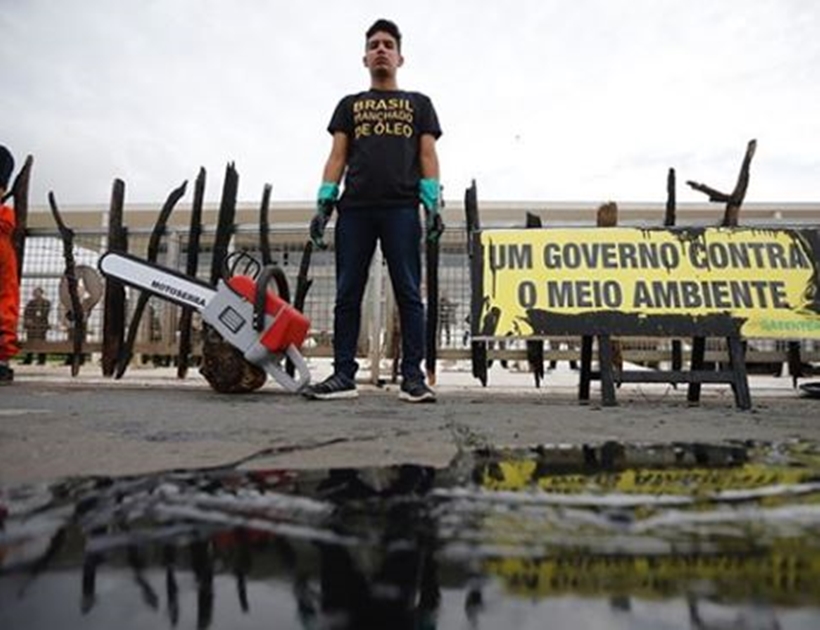 Greenpeace derrama óleo no Palácio do Planalto em ato contra manchas de petróleo no Nordeste