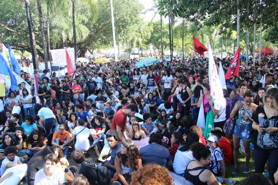 Entidades protestam contra cortes na educação nesta quinta (3) em Goiânia