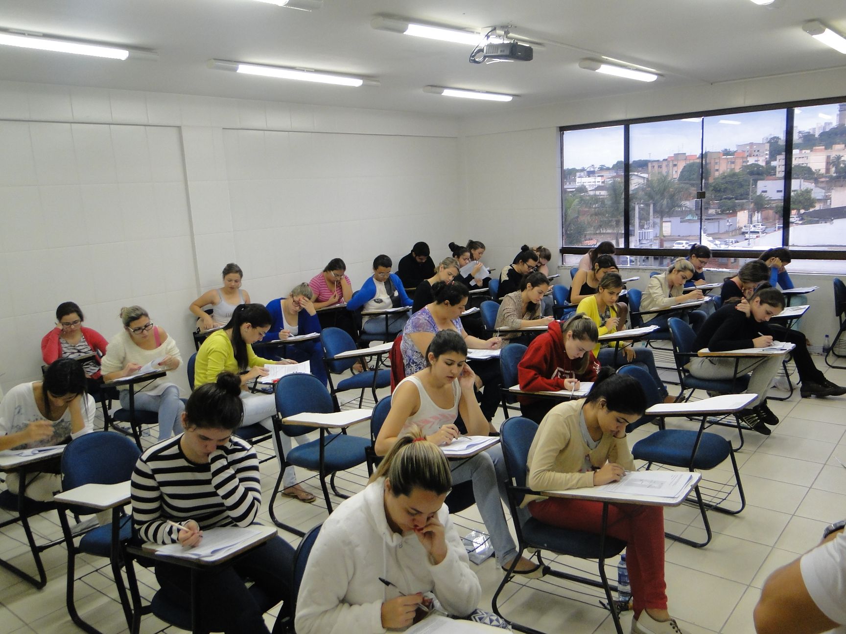 Estudantes de uma faculdade privada de Aparecida de Goiânia denunciam que estão sendo proibidas de assistirem aulas na companhia dos filhos. (Foto: Reprodução/Unifan)