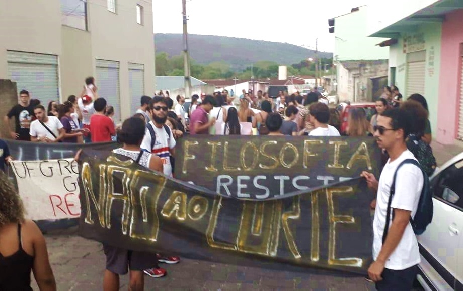 Estudantes da UFG de Cidade de Goiás realizam protesto contra cortes na educação