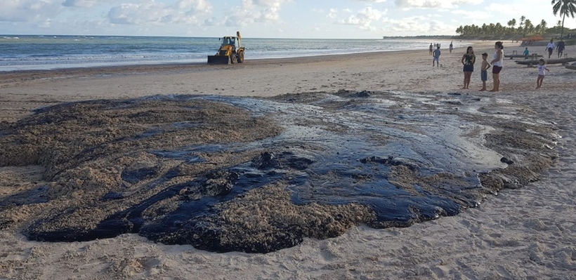 Fragmentos de óleo chegam pela primeira vez ao litoral do Rio de Janeiro