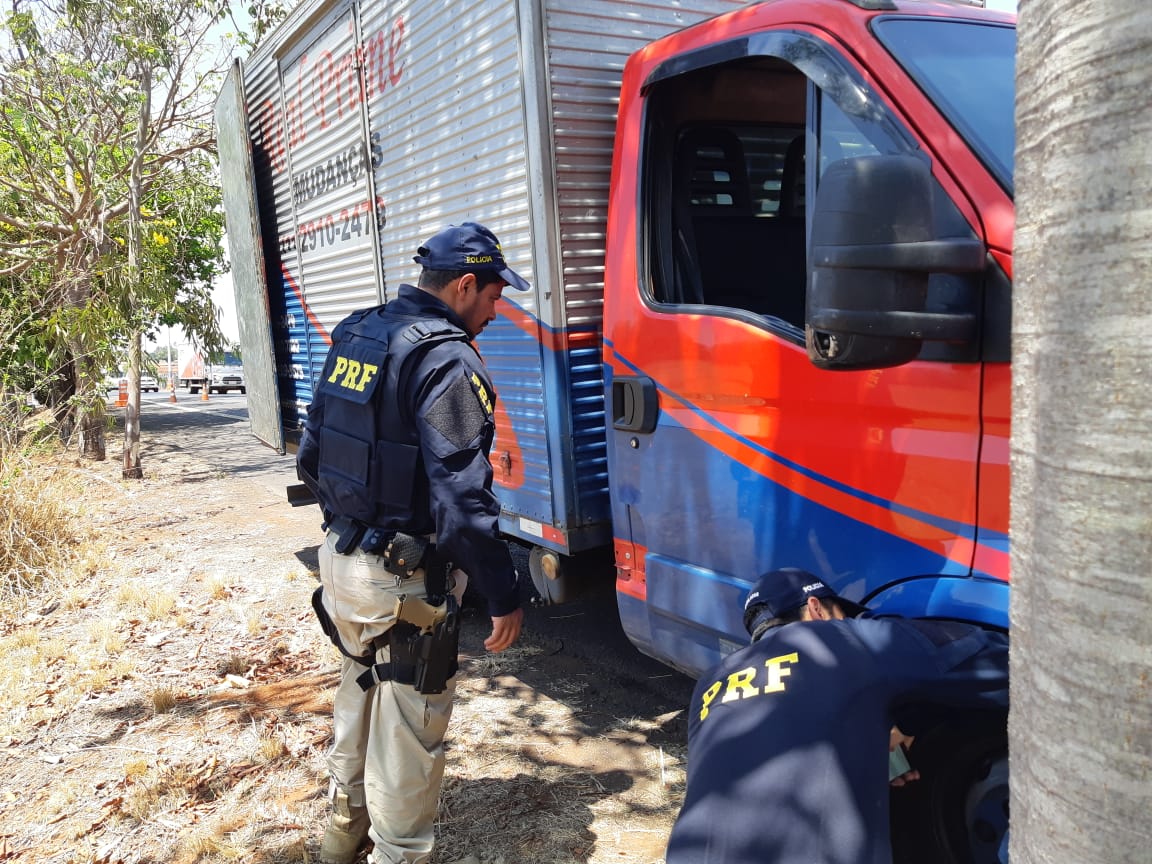 Caminhão com mais de R$ 3 milhões em infrações é apreendido na BR-153, em Itumbiara