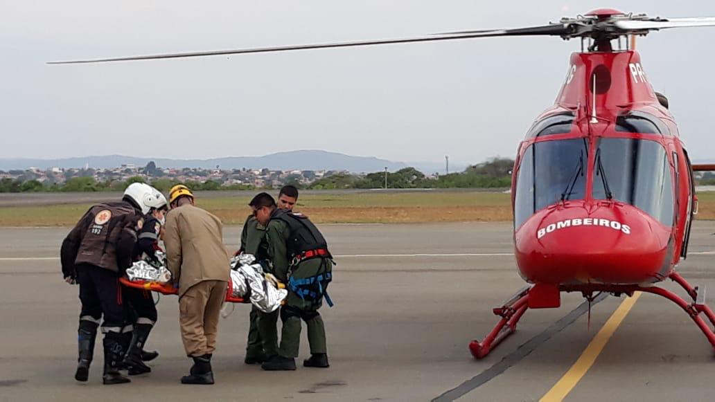 Mulher foi levada pelo helicóptero para Goiânia devido ao grave estado de saúde (Foto: Divulgação/Bombeiros)