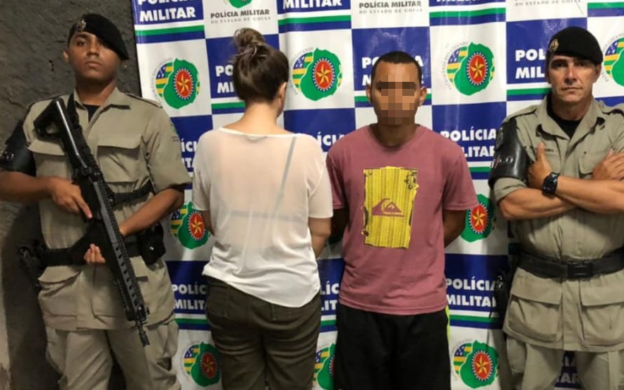 Drogas foram encontradas dentro da bolsa da motorista e a arma de fogo (propriedade do passageiro) estava no banco do passageiro (Foto: Divulgação/PM)