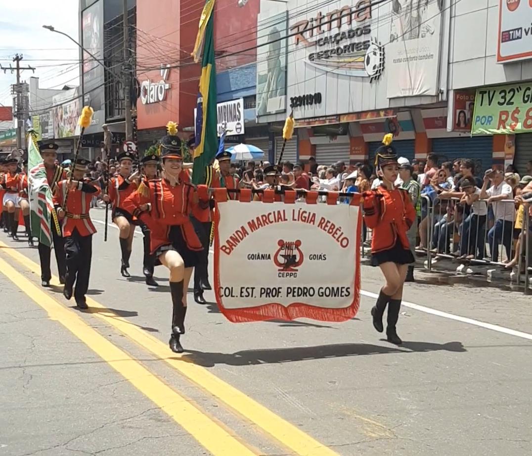 Desfile cívico-militar em comemoração ao aniversário de Goiânia reuniu bandas marciais, apresentação de carros antigos, motociclistas, Forças Armadas e carros de boi (Foto: Thaynara Cunha/Mais Goiás)
