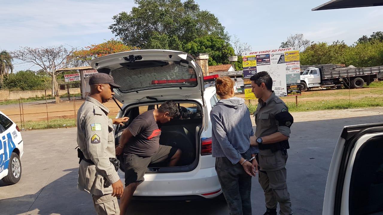Um casal foi preso suspeito de roubar o carro e celulares de um motorista de aplicativo em Goiânia, na manhã deste domingo (27). (Foto: Divulgação/PM)