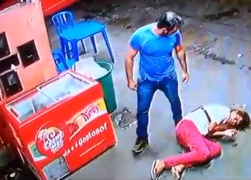 Homem continua a agressão mesmo depois de a vítima estar caída no chão (Foto: Reprodução)