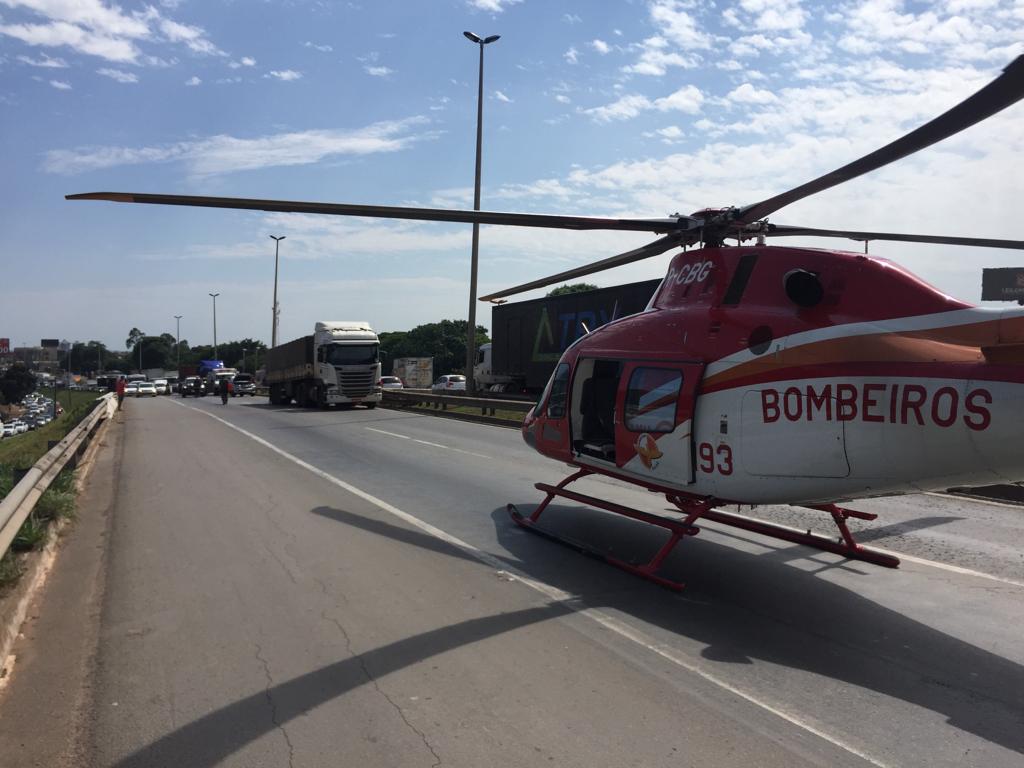 Por causa do acidente o trânsito na região está lento; os Bombeiros orientam mudança de rota aos motoristas (Foto: Divulgação / Bombeiros)